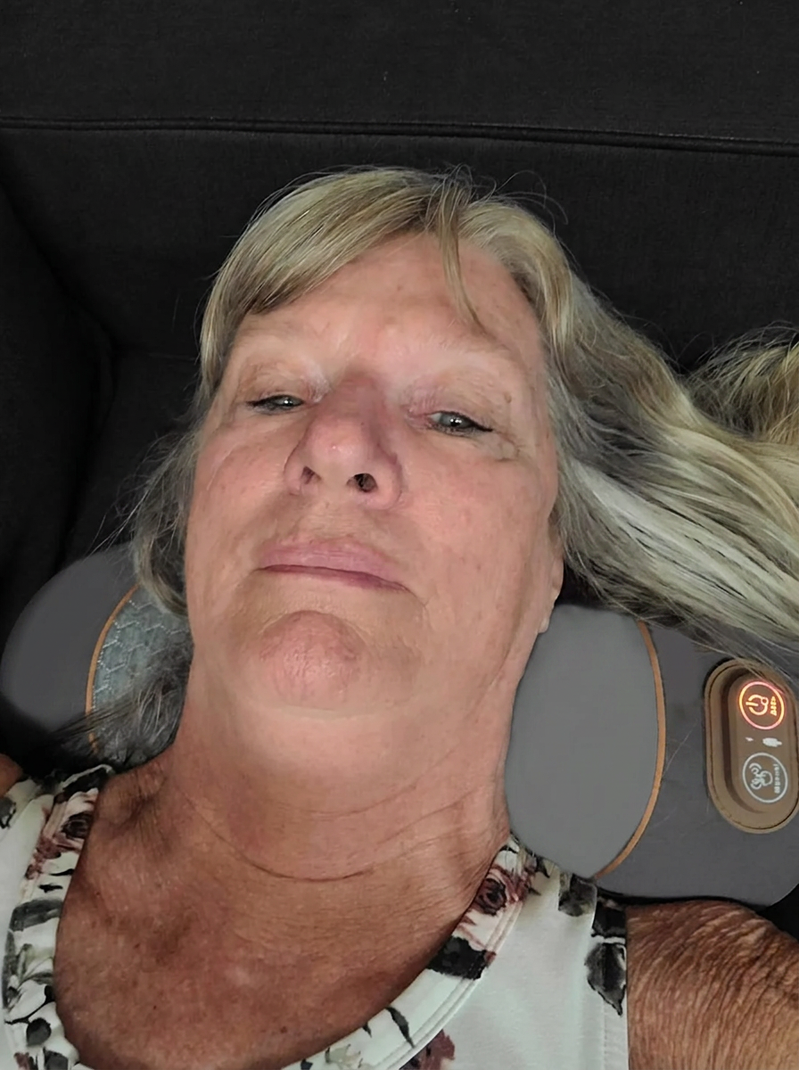 Verified customer using the Glowmorra Thera Pillow 1